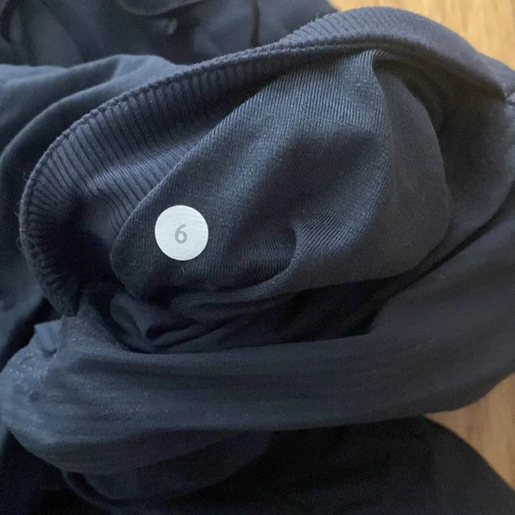 Lululemon sz 6 Studio Crop Coal (black) for yoga excellent pre owned condition - Picture 8 of 14